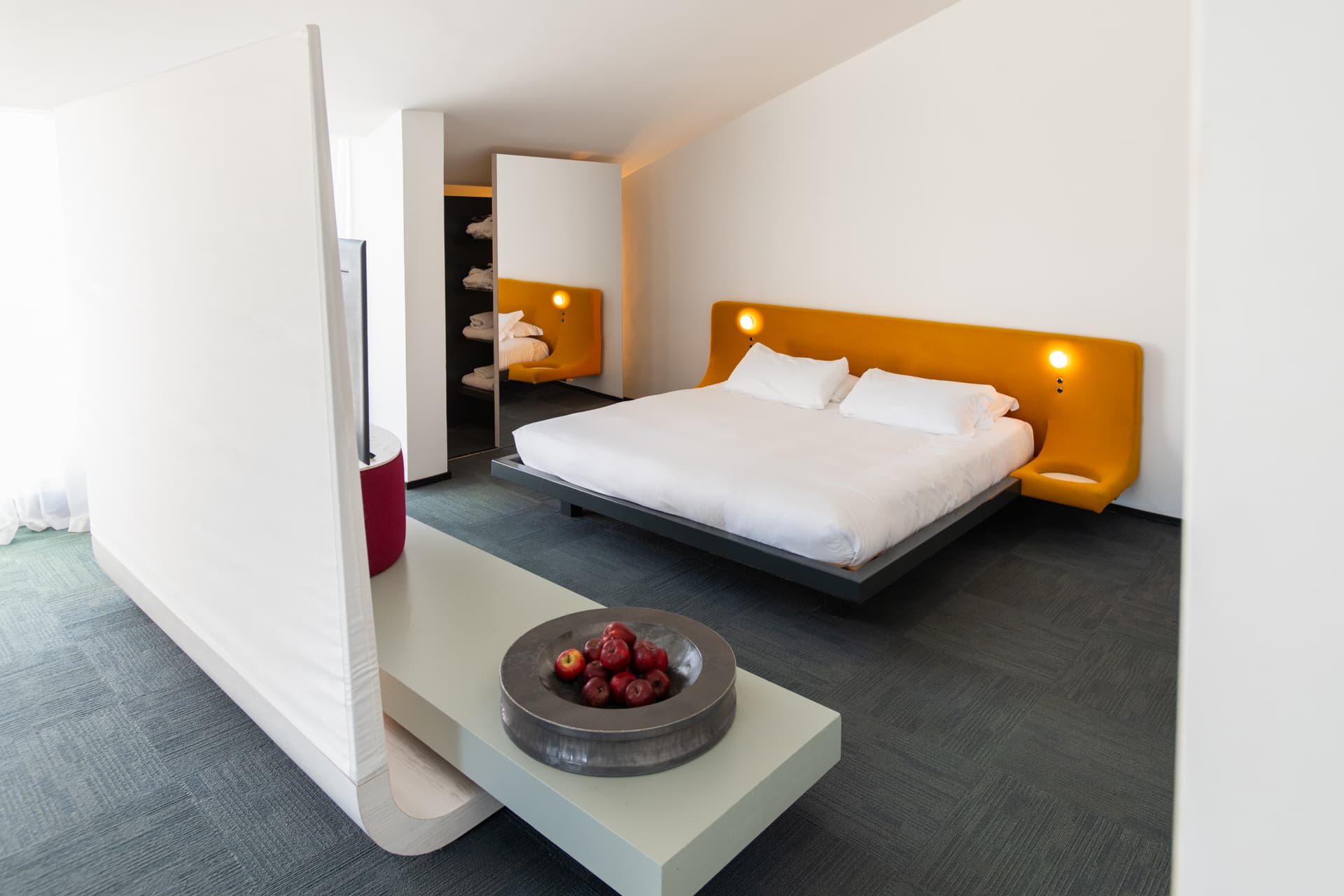 Suite 805